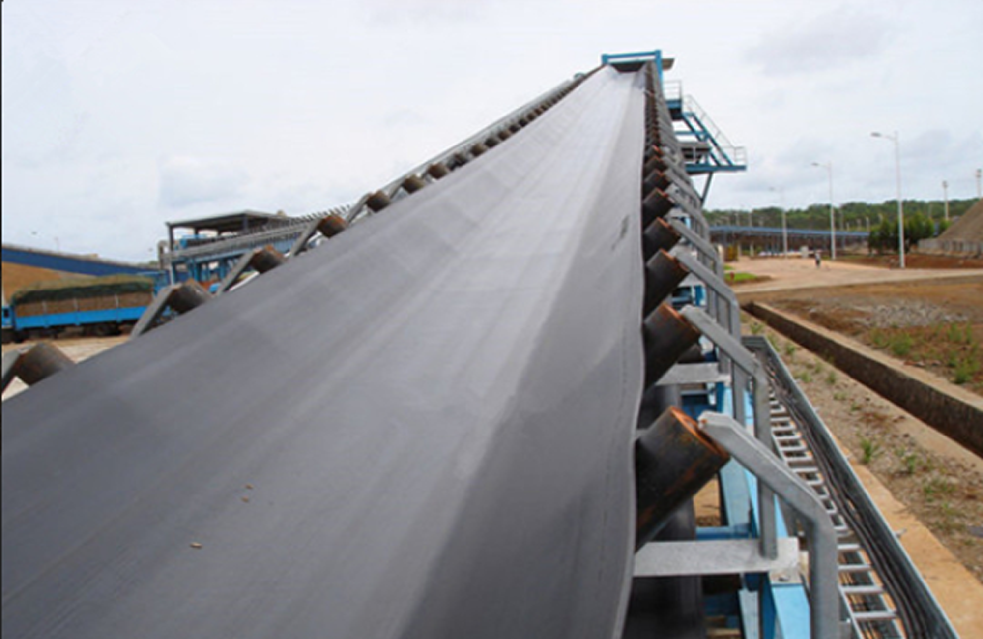 DTC系列深槽型大倾角带式输送机